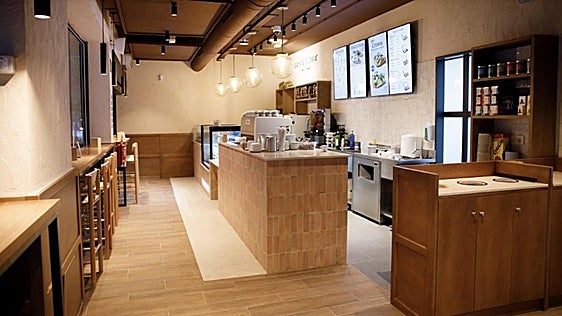 Llega a Granada la cafetería que triunfa en Madrid al abrir un local con terraza