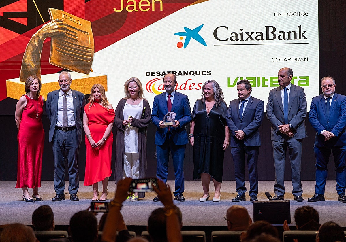 Foto de la junta directiva de la Unión Profesional de Jaén, junto a María José Jiménez, delegada comercial de IDEAL Jaén.