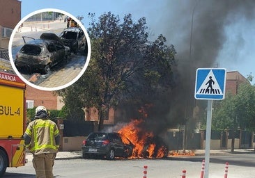 Vehículos calcinados tras el incendio en Huétor Vega.