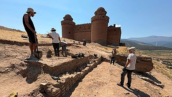 Hallan restos humanos en la excavación arqueológica del Castillo de La Calahorra