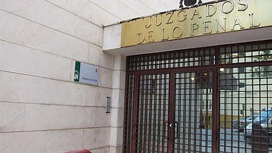 Multa de 180 euros por abandonar a su perro en su casa de Andújar en verano