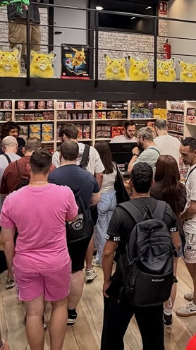 Imagen secundaria 2 - Abre en Granada una tienda especializada en TCG: «Hay cartas que valen miles de euros, para muchos es una inversión»