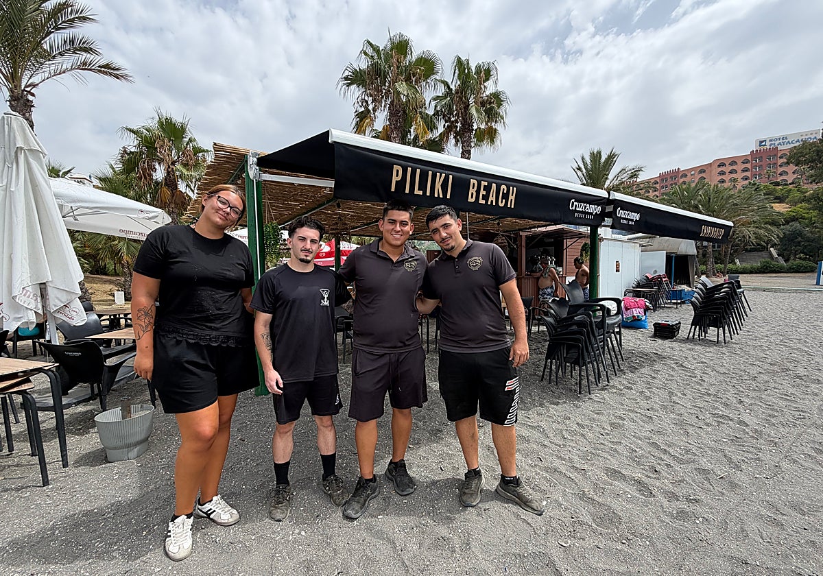 Algunos jóvenes de la familia Piliki en el chiringuito.