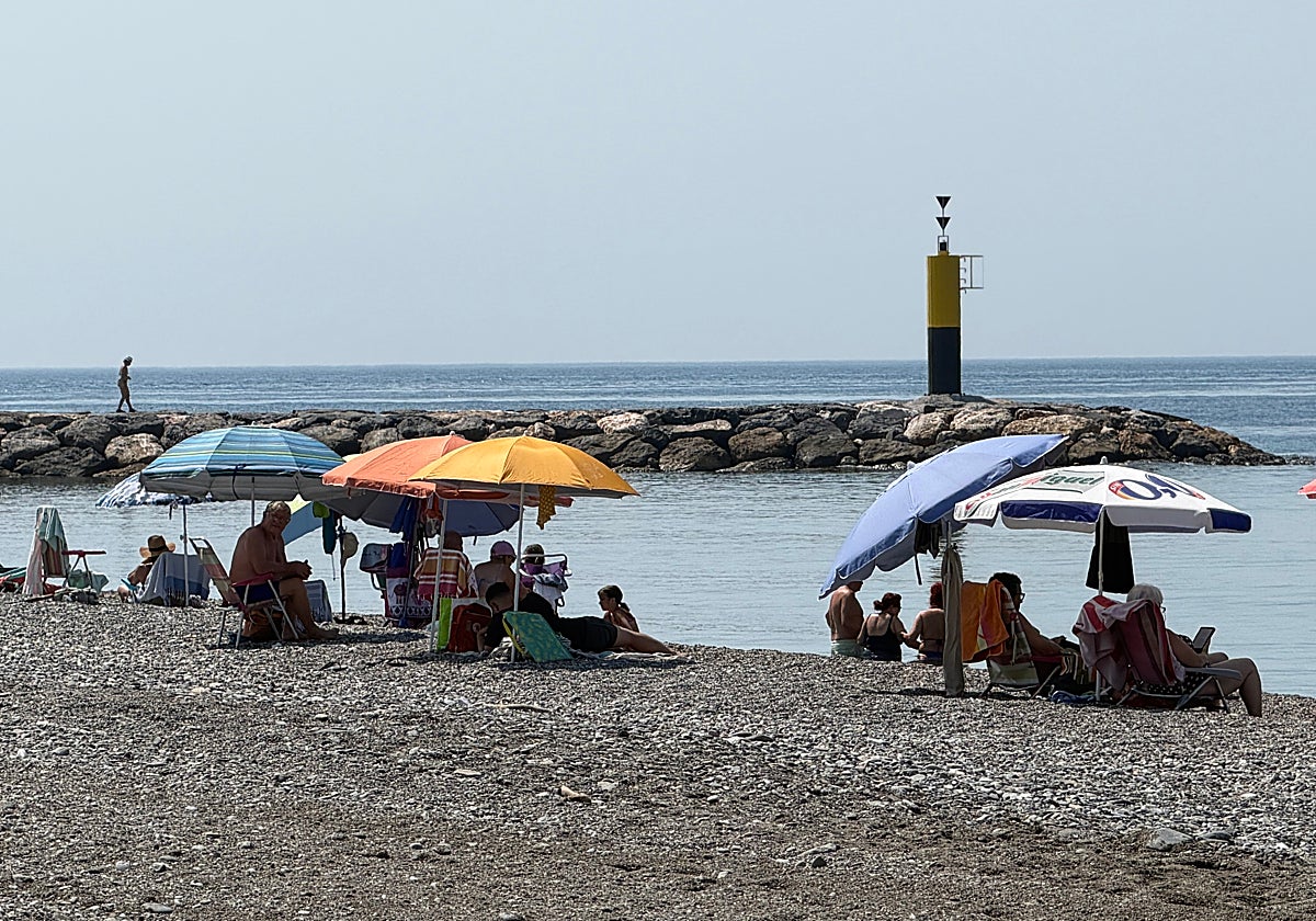 La nueva baliza sobre el morro del espigón de Playa Granada.