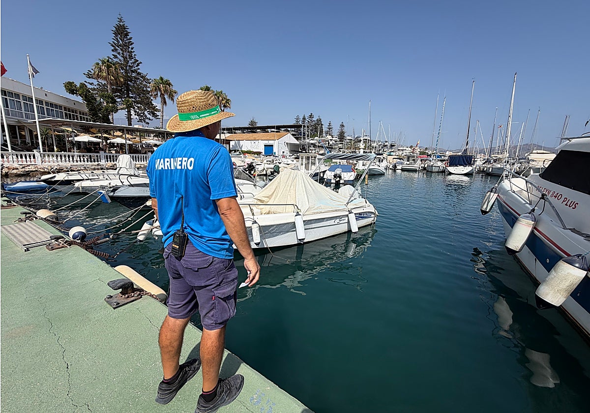 Antonio en el lugar en el que estaba atracado el barco siniestrado.