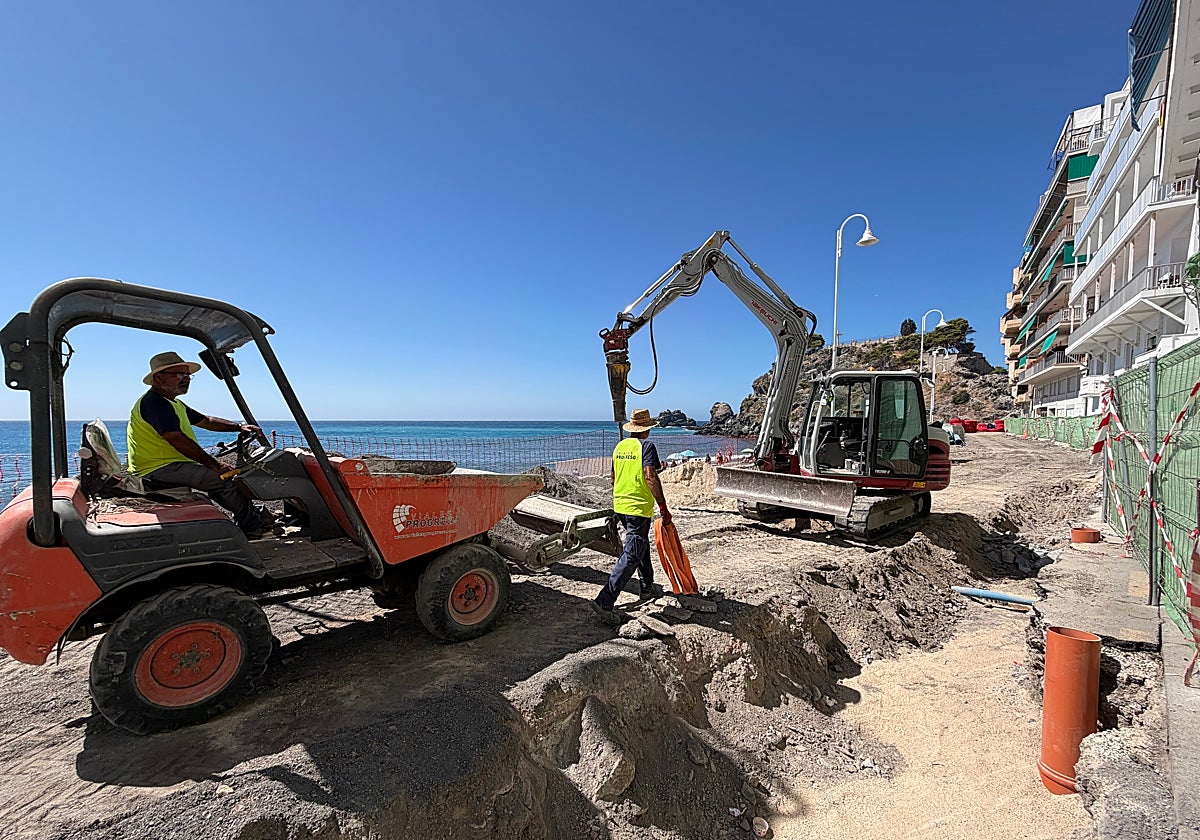 Los operarios en las obras del Paseo de La Caletilla.