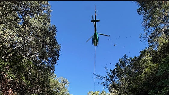 Trasladan en helicóptero las nuevas pasarelas para reconstruir el sendero del río Borosa