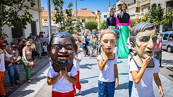 Dentro del pasacalles de gigantes y cabezudos de la Feria de Motril