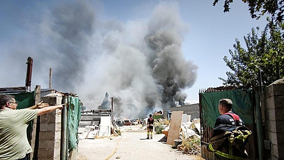 Dentro del incendio de la finca con chatarra de la Vega