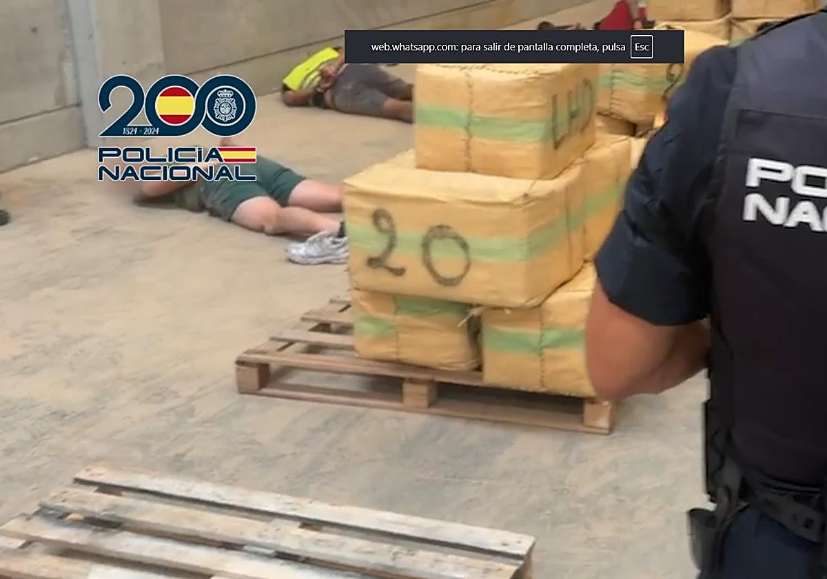 Detenidos y mercancía incautada por la Policía Nacional durante la intervención.