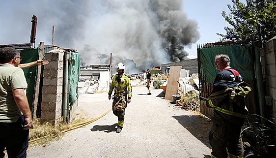 Extinguido el incendio en una finca llena de chatarra y maquinaria junto a la Hípica