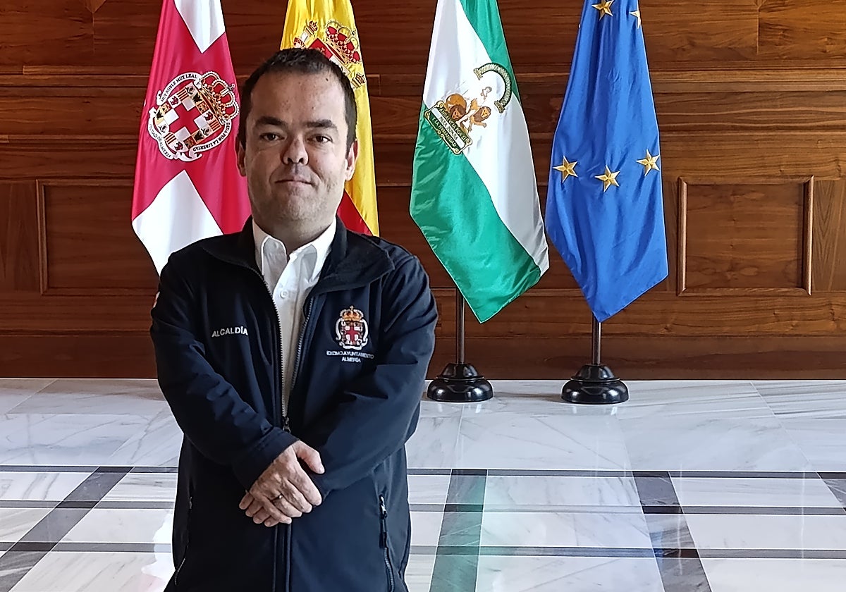 Sergio López luce con orgullo el uniforme con el escudo de la ciudad, en el salón noble de la Casa Consistorial.
