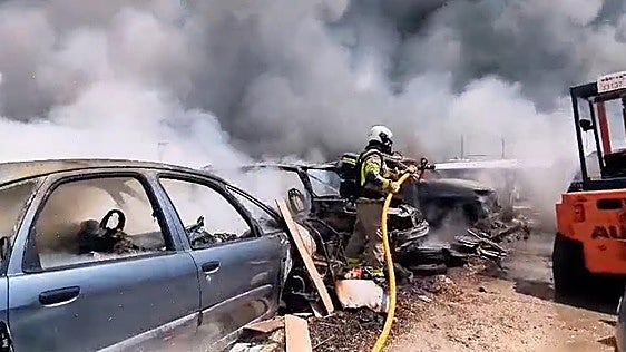 El trabajo a destajo de Bomberos dentro de la finca quemada en Granada