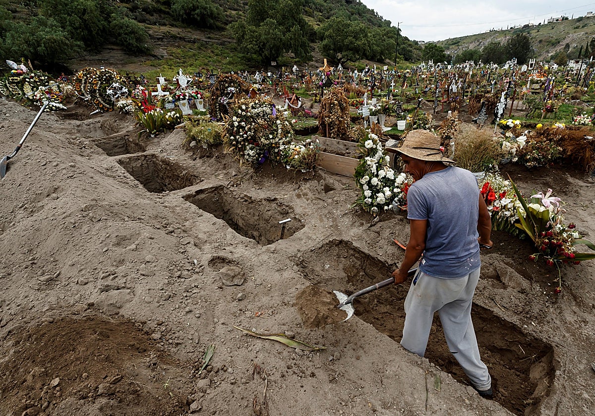 Un sepulturero, en un camposanto.