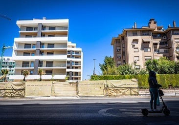 Un edificio de nueva construcci&oacute;n, y otro antiguo al lado, en Mondragones.
