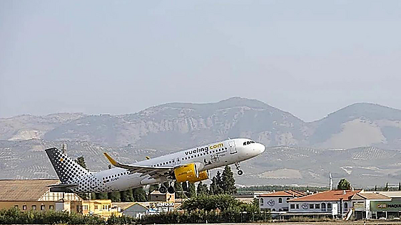 Operar un vuelo a Granada cuesta la mitad que a Madrid y un 37% menos que a Málaga