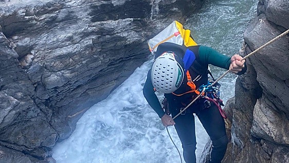Rescatan a dos barranquistas atrapados en el Poqueira