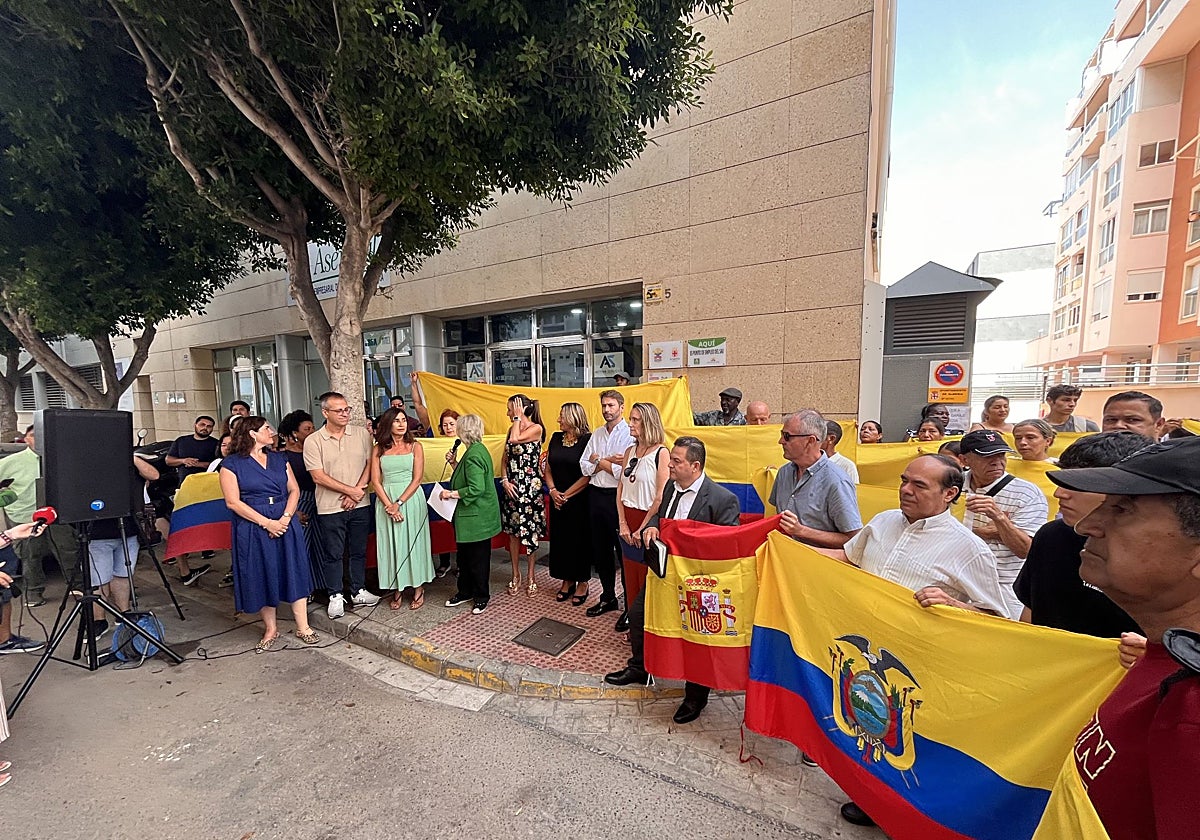 Minuto de silencio por el terremoto de Colombia en Almería.