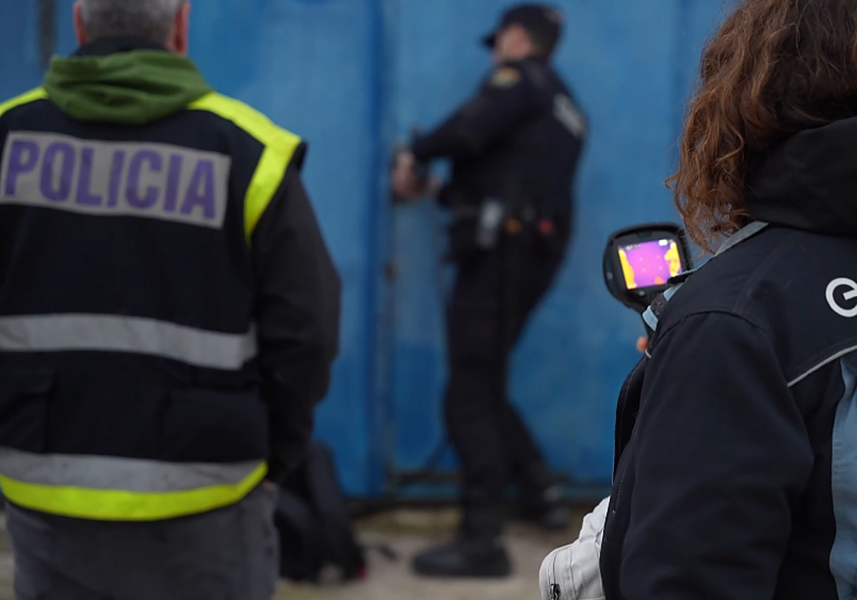 Efectivos policiales y personal de Endesa, en el desmantelamiento de un fraude eléctrico.