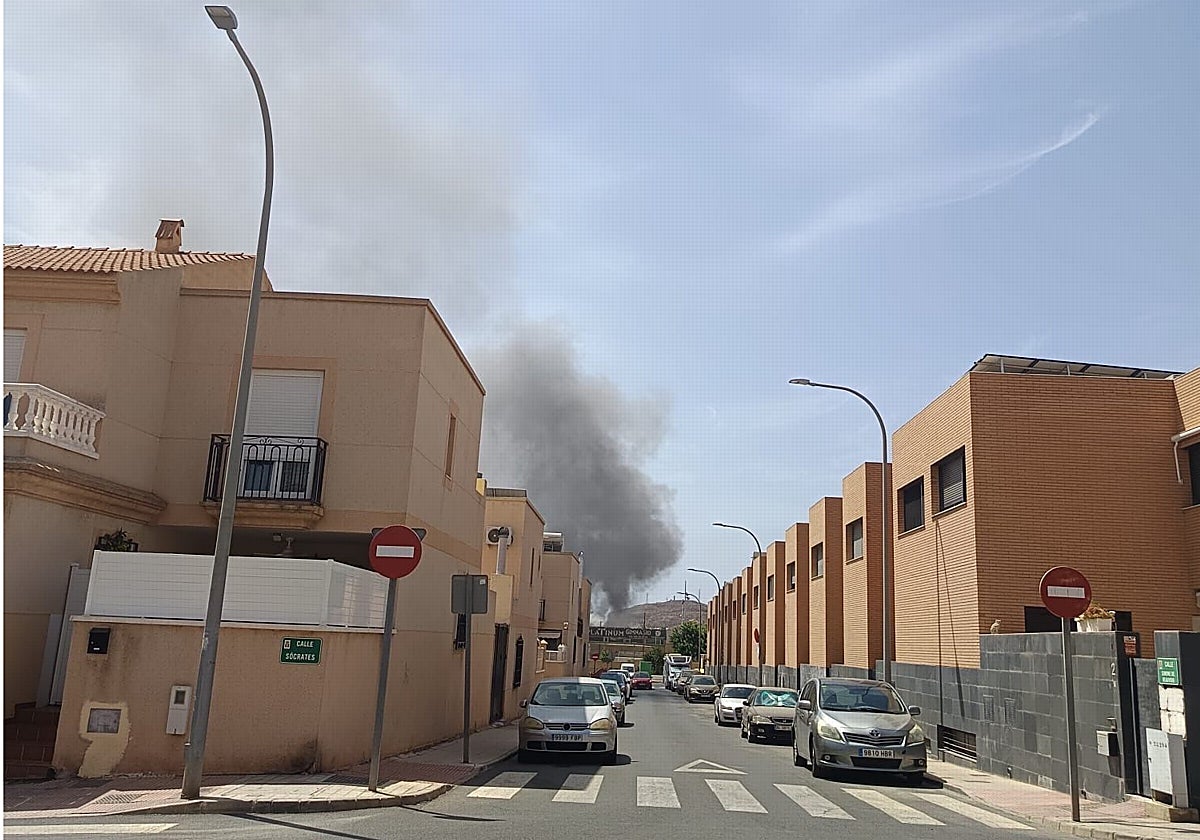 Columna de humo procedente del incendio en un bar de Huércal de Almería.