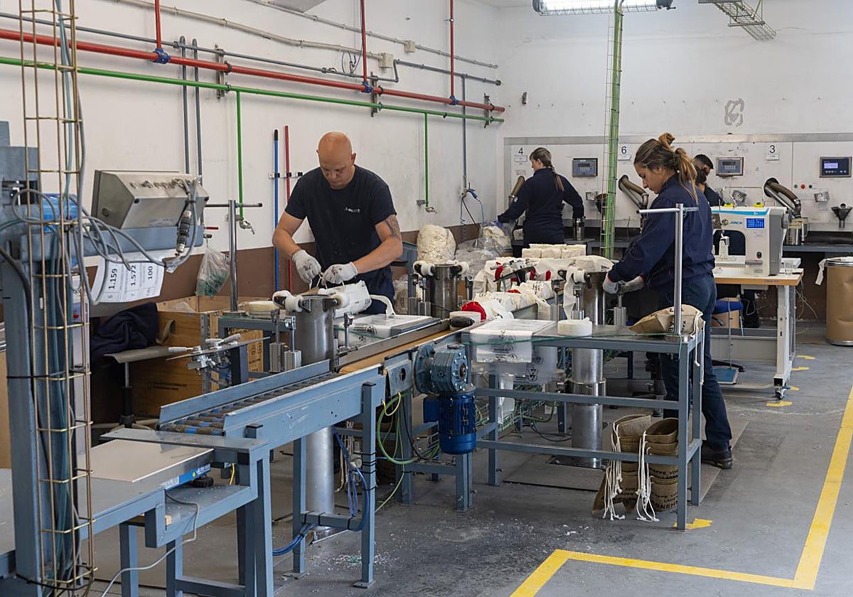 Profesionales de la Fábrica de Munición de Granada en una de las líneas de producción.