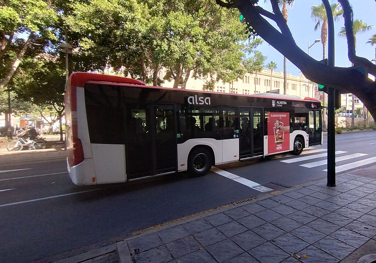 Impuntual, lento y saturado: menos del 40% de los almerienses utiliza el autobús urbano