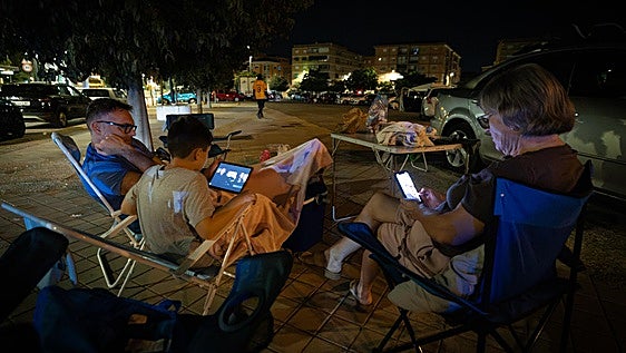 Así han vivido los granadinos la noche al raso