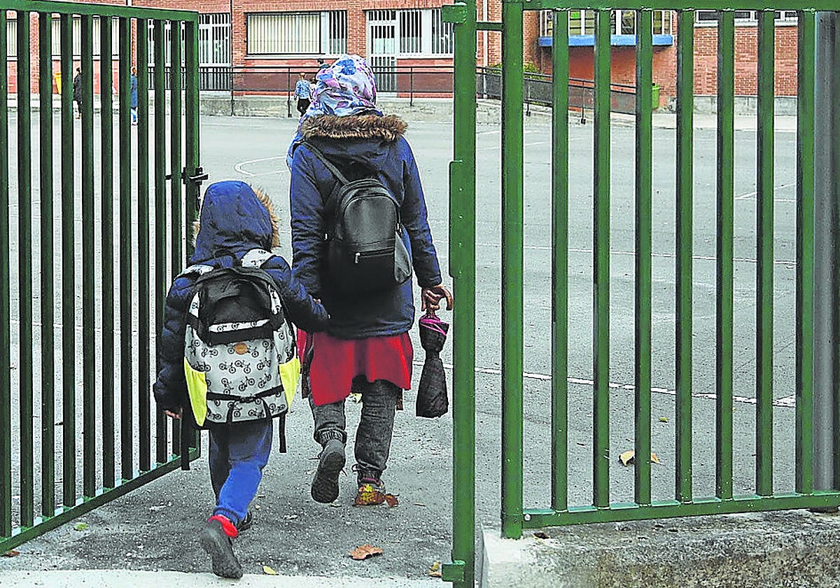 Una mujer musulmana lleva a su hijo al colegio en una ciudad del País Vasco.