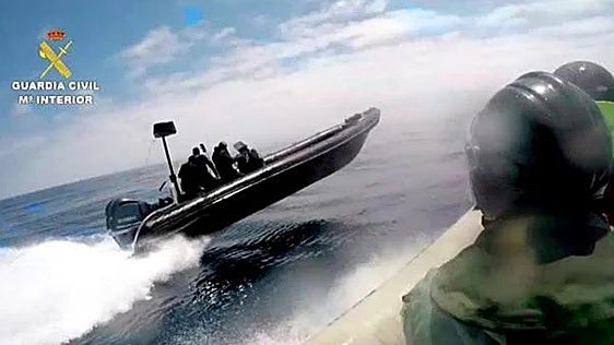 Los 'petaqueros' lanzaron piedras a la Guardia Civil durante la persecución en Adra