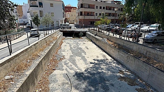 Calahonda limpiará la rambla Vizcarra mientras espera su ampliación