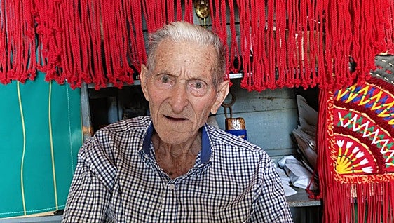 El artesano de 93 años que mantiene vivo el oficio de la talabartería en Almuñécar