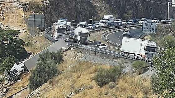 Herido leve un camionero tras despeñarse por un terraplén en la A-92 a la altura de Loja