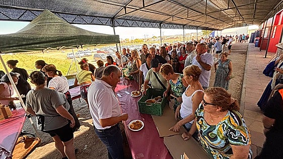 Un pueblo de Granada recauda 6.000 euros con una paella gigante a beneficio de Cáritas Parroquiales
