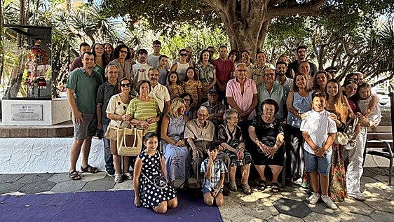 Un monolito junto al taller de Félix, el histórico talabartero de 94 años de Almuñécar