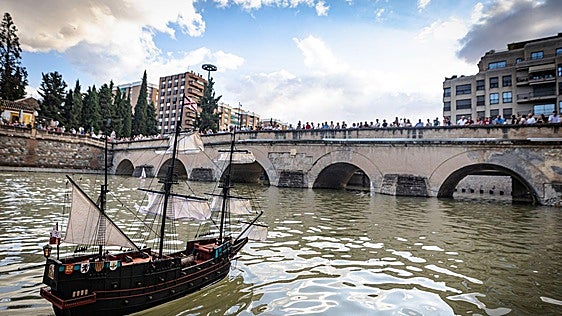 Las imágenes del homenaje a Álvaro de Bazán en el río Genil