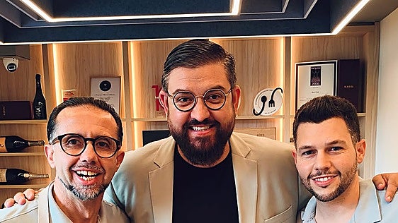 Manu Sánchez saborea la mejor gastronomía en un popular restaurante de Granada: «Sabía que iba a disfrutar»