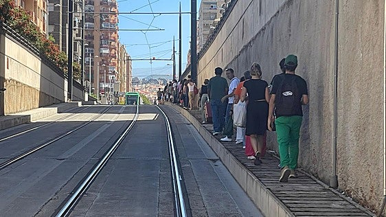 Una avería obliga a los pasajeros del metro a bajarse en el túnel de Andrés Segovia