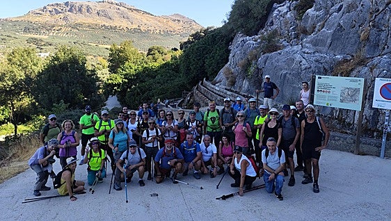 Almuñécar reúne a 60 senderistas en una ruta de 14 kilómetros por Villanueva del Trabuco en Málaga