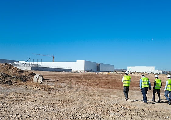 Autoridades, este martes, en la parcela de Escúzar donde se construye el edificio principal del acelerador de partícular.