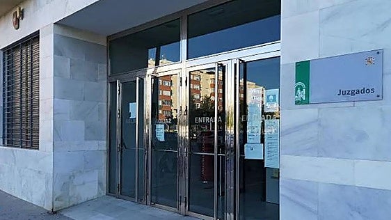 Imputan a un hombre por cortar suministros a una mujer de 88 años en proceso de embargo en Roquetas