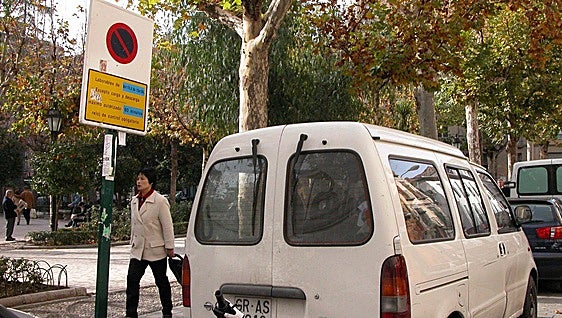 El aviso de la Policía Local de Granada por aparcar en carga y descarga los sábados: «Es un día laborable»