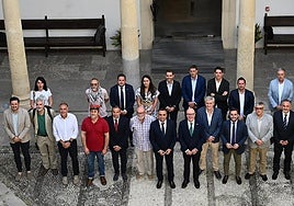 Autoridades, expertos y colectivos, en junio pasado, con motivo del informe de la UGR sobre la reapertura de la línea.