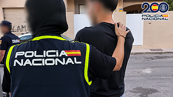 Un bastón con arma oculta, machetes y 31.000 euros: golpe a las 'guarderías' de drogas en Roquetas
