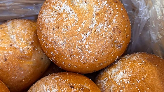 El 'bollo granadino', uno de los descubrimientos de los puestos de tortas de la Virgen en Granada