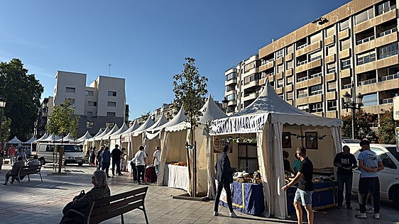 Abre el mercado de la Virgen en Granada: tortas, puestos cofrades y ambiente en la Fuente de las Batallas