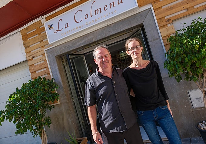 Los emprendedores en la puerta de su establecimiento.