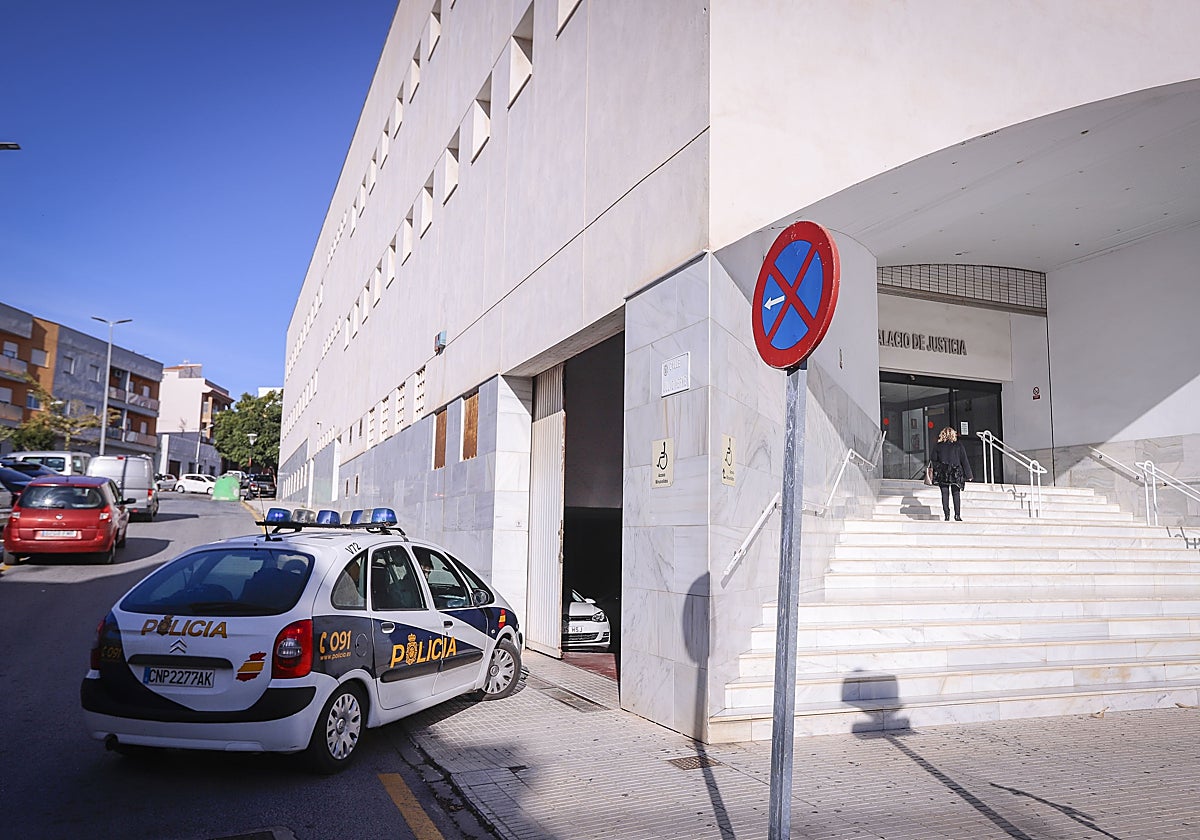 Un vehículo de la Policía Nacional de Motril accede a los juzgados de la ciudad costera.