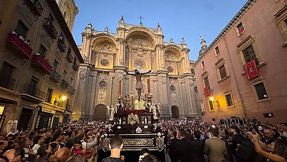 En directo | El Cristo de San Agustín sale en procesión de rogativas por los terremotos de Granada