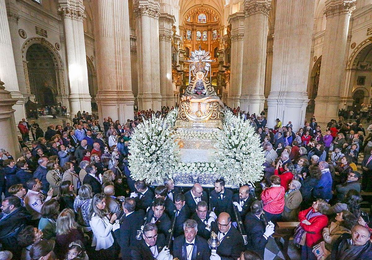 Precesión de la Virgen de las Angustias desde la Catedral de Granada.