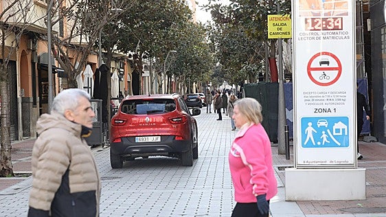 Peatones y coches tendrán que tener en cuenta la nueva norma de la DGT en las ciudades a partir del 1 de octubre